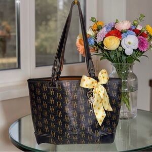4 FER EUC Dooney and Bourke 1975 Signature Tote